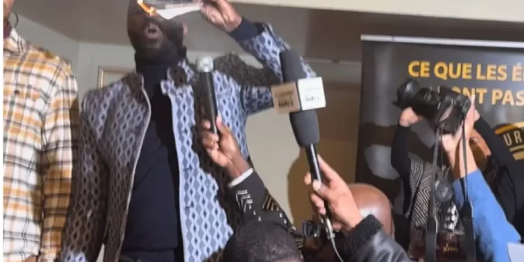 VIDEO: Kemi Seba brûle son passeport français, symbole de lutte anticolonialiste au Bénin